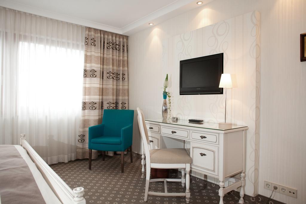 Hotel-Restaurant Arneggers Adler Tiefenbronn Eksteriør billede